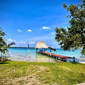 Hermosa Caribeña En La Laguna De Сasa de vacaciones Bacalar
